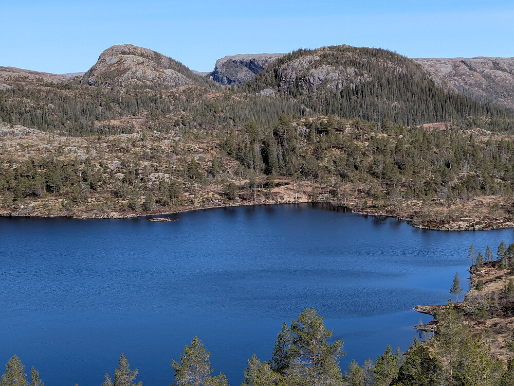 Finnvatnet med Rundtuva ig Hopan bak