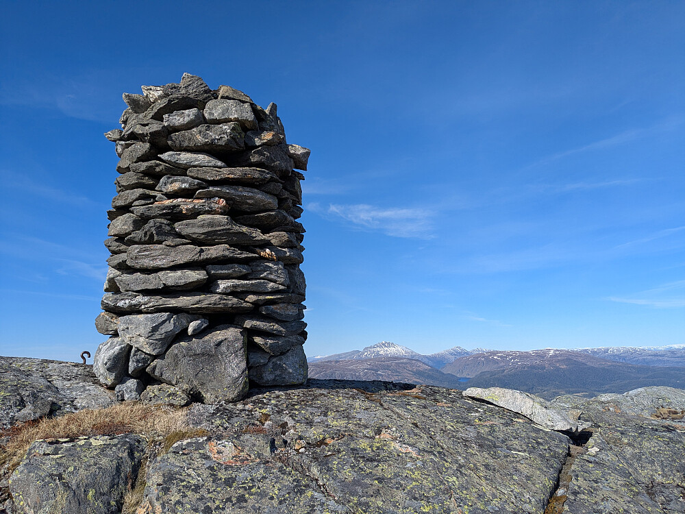 Stor varde på Skjolden vest